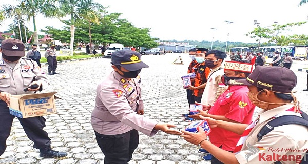 Polres Gumas Bersama Milenial Tangguh Bagikan Ribuan Masker Kepada Masyarakat