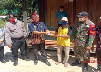 Pemdes Bajuh Salurkan BLT DD dan BLT APBD Kapuas