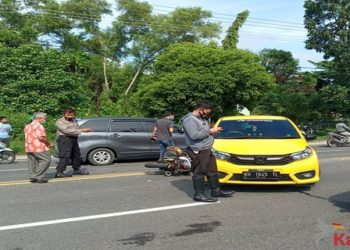 ‘Adu Kuat' Honda Brio Dengan Honda Tiger, Satu Orang Dilarikan Ke Rumah Sakit