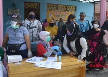 Warga Jalan Kalimantan Palangka Raya Lakukan Rapid Tes Massal