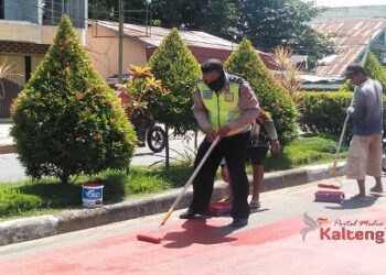 Terapkan Physical Distancing, Satlantas Polres Kapuas Buat Pembatas di Traffic Light