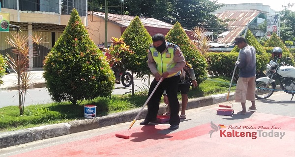 Terapkan Physical Distancing, Satlantas Polres Kapuas Buat Pembatas di Traffic Light