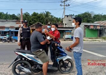 Jelang Idul Adha, Pospol Danau Seluluk Polsek Hanau Bagikan Masker Untuk Pengendara