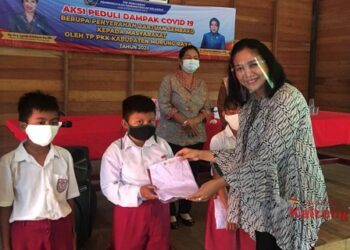 Aksi Peduli Anak, TP PKK Mura Serahkan Bantuan Sembako dan Baju Seragam Sekolah