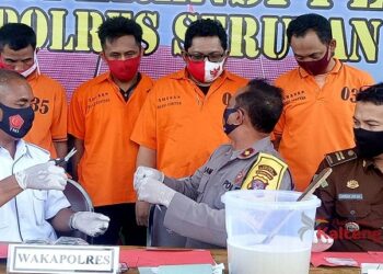 Iril Joy Tertunduk Saat Barbuk Sabunya Seberat 6,75 Gram Turut Dimusnahkan Polres Seruyan