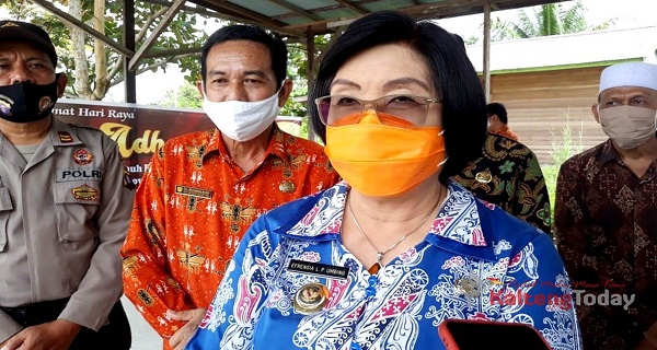 Wabup Gumas Salurkan Tujuh Ekor Sapi Kurban Dari Pemprov Kalteng