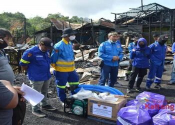 Balakar 545 Berikan Satu Set Alat Pemadam Kebakaran Untuk Pemdes Sei Hanyo