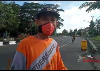 Ditengah Pandemi Covid-19, Petugas Kebersihan Kapuas Tetap Bekerja