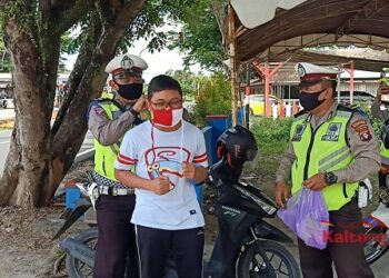 Tak Pakai Masker Saat Berkendara, Polisi Berikan Sanksi Joget