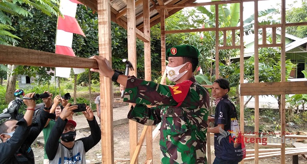 Peringati HUT RI Ke-75 TNI Baksos Bedah Rumah