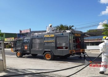 Polda Kalteng Kembali Semprot Disinfektan di Kawasan Pasar Besar dan Jalan Rajawali