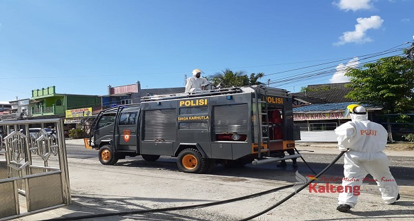 Polda Kalteng Kembali Semprot Disinfektan di Kawasan Pasar Besar dan Jalan Rajawali