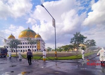 Ditsamapata Polda Kalteng Lakukan Sterilisasi Tempat Sholat Idul Adha di Palangka Raya