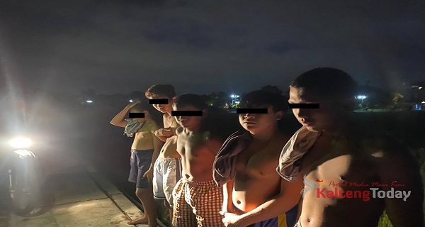 Personel Dit Samapta Polda Kalteng saat menemukan 10 Remaja asik ngelem di Taman Tjilik Riwut km 5 Palangka Raya.