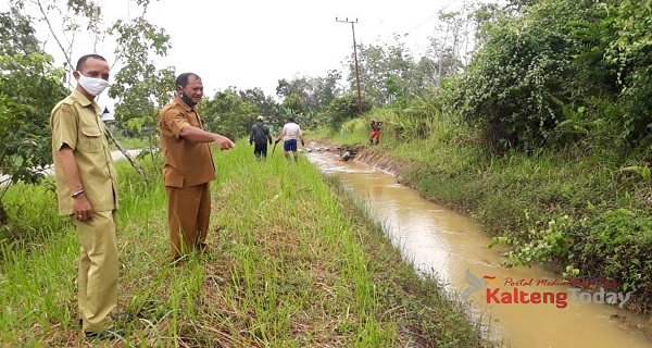 Dinas PU Gumas Rutin Lakukan Pemeliharaan Irigasi