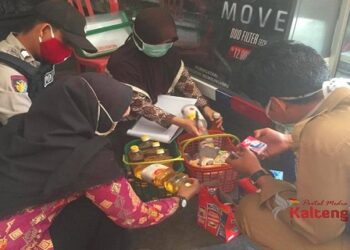 Petugas Gabungan Di Danau Seluluk Temukan Ratusan Kemasan Produk Kadaluarsa
