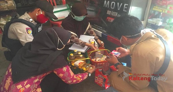 Petugas Gabungan Di Danau Seluluk Temukan Ratusan Kemasan Produk Kadaluarsa