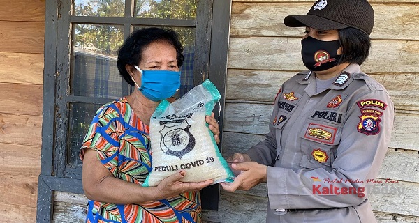 Hari Bhayangkara Ke-74, Srikandi Polwan Polda Kalteng Sambangi Warga Kurang Mampu