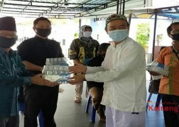Bupati Seruyan Serahkan Bantuan Hand Sanitizer Dan Thermogun Bagi Rumah Ibadah