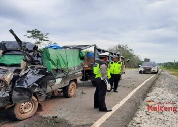 Pick Up Hantam Truck Rusak Parkir di Jalan Raya, Pengemudi Meninggal Dunia