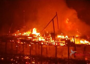 Komplek Perumahan Padat Penduduk Plamboyan Bawah terbakar