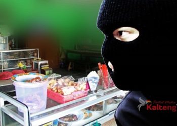 Pria Berpeci Terekam CCTV Saat Gasak Kios Ponsel