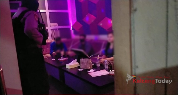 Polisi Minta Wanita Pemandu Lagu Tak Layani Pengunjung Karaoke Keluarga