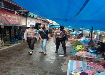 Personil Polsek Kahayan Kuala Pantau dan Cek Harga Sembako di Pasar Mingguan