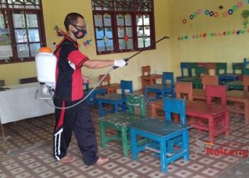 Polsek Seruyan Tengah Lakukan Penyemprotan Disinfektan Di Lingkungan Sekolah