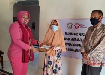 Bhayangkari Mura Kunjungi Purnawirawan Polri dan Warakawuri