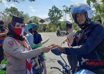 Puncak Hari Pramuka Ke-59, Wabup Seruyan Bagikan Masker Ke Pengendara