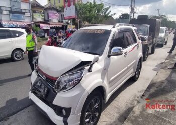 Tabrakan Karambol di Jalan A. Yani Palangka Raya, 4 Mobil Ringsek