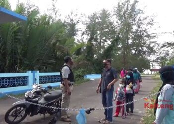 Polisi 'Usir' Belasan Pengunjung Yang Nekat Masuk Lokasi Wisata Sungai Bakau Seruyan