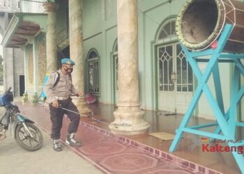 Polsek Danau Sembuluh Semprot Disinfektan Bangunan Rumah Ibadah