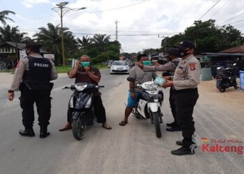 Polsek Hanau Bagikan Ratusan Masker Ke Pengguna Jalan
