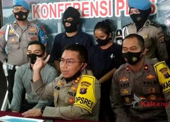 Gadis Kecil Ini Diinjak Perutnya Dan Dipelintir Tangannya Hingga Patah