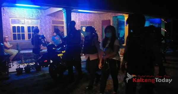 Satgas II Pencegahan Covid 19, Direktorat Samapta Polda Kalteng saat melakukan penertiban di Lokalisasi Km 12 Bukit Sungkai Palangka Raya, Sabtu (1/8/2020) malam.