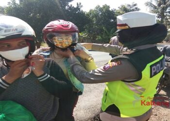 Sat Lantas Polres Kapuas Sosialisasi Pengunaan Masker di Jalan Trans Kalimantan