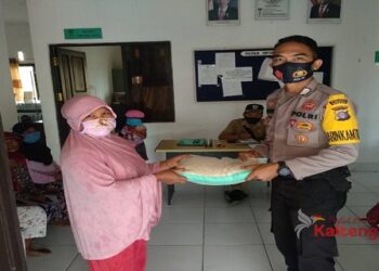 Polsek Seruyan Hilir Kembali Salurkan Beras Bagi Warga Kurang Mampu