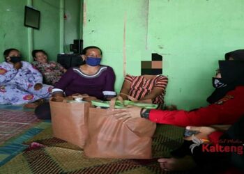 Polwan Polres Kapuas Berikan Bantuan Bocah Korban Pencabulan Ayah Tiri