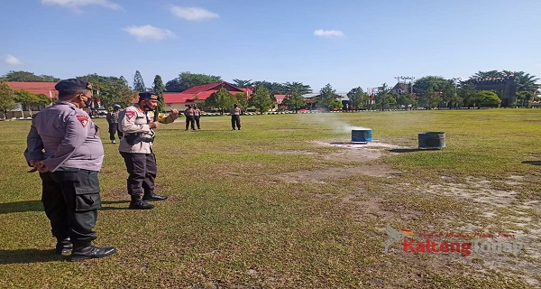 Dansat Brimob Berikan Arahan Tim Pemadam Karhutla Polda Kalteng