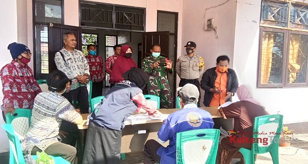 Polsek Danau Sembuluh Amankan Penyaluran BST Bagi Warga Lima Desa di Seruyan Raya