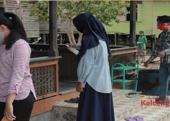 Empat Mahasiswa UMM Rutin Lakukan Penyemprotan Disinfektan di Desa Ramang