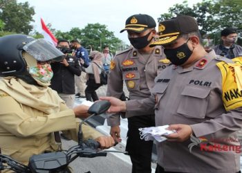 Polda Kalteng Bagikan Ribuan Masker dan Paket Bahan Pokok di Bundaran Besar Palangka Raya