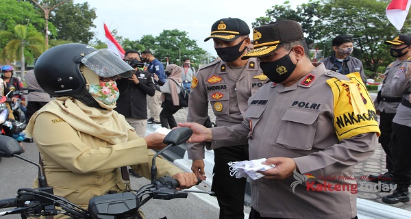 Polda Kalteng Bagikan Ribuan Masker dan Paket Bahan Pokok di Bundaran Besar Palangka Raya
