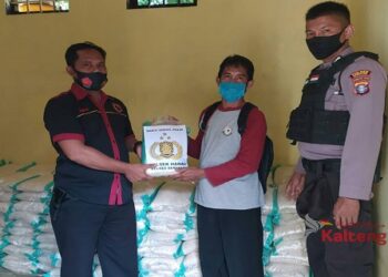 Polsek Hanau Salurkan Bantuan Beras Polda Kalteng Bagi Warga Tanjung Paring