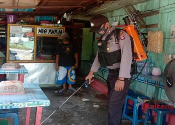 Polsek Hanau Semprot Disinfektan Desa Pembuang Hulu II