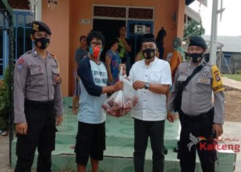 Warga Dadahup, Korban Musibah Kebakaran Terima Bantuan Daging Kurban