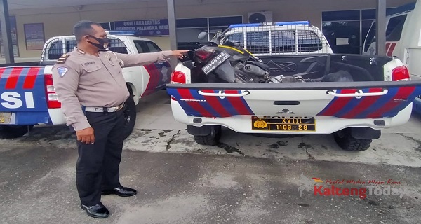 Petugas Kepolisian saat menunjukkan kendaraan yang mengalami kecelakaan di Mapolresta Palangka Raya, Jum'at (7/8/2020) sore.