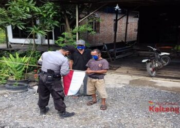 Sambut HUT RI Ke-75, TNI – POLRI Bagikan Bendera Merah Putih Kepada Masyarakat